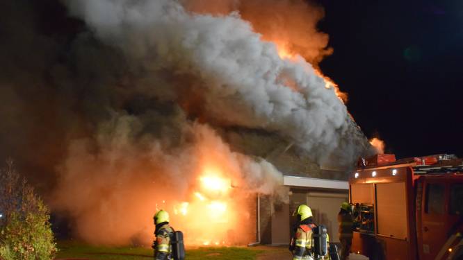 Grote brand verwoest woning in Ooij, vuur na uren onder controle