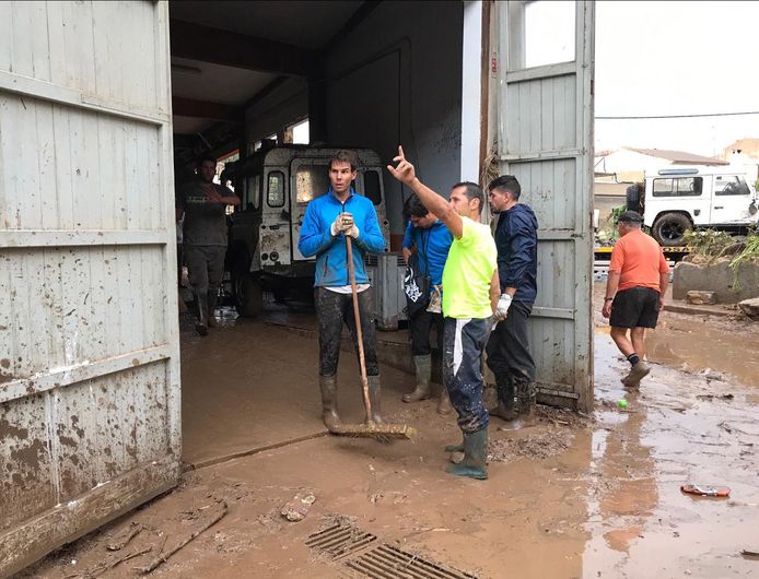 Rafael Nadal hielp op 11 oktober dit jaar mee bij het schoonmaken in Sant Llorenc na de overstromingen, waarbij dertien mensen om het leven kwamen.