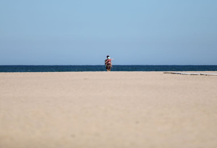 Voorlopig zijn de stranden nog zeer rustig in Spanje, zoals hier in Valencia. Beeld REUTERS