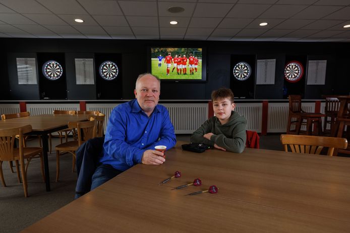 Ane en Joran Sybesma, met achter hun de fonkelnieuwe dartbanen in de kantine van BAS Biddinghuizen. ,,Als we de deurtjes dichtdoen zie je ze niet.”