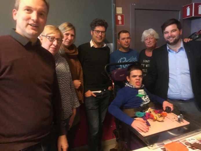 Thomas samen met de leden van de gemeenteraad.