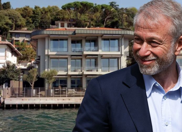De Russische oligarch en miljardair Roman Abramovitsj huurt voor 50.000 euro per maand dit landhuis langs de oever van de Bosporus.