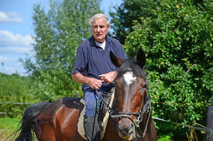 Raadslid Gijs Stork (80) op zijn paard Star Guest. Stork gaat na de komende verkiezingen door als raadslid voor Lokaal Almelo Samen.