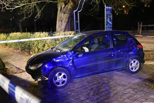 Voor ze te voet op de vlucht sloegen, haalden de bestuurder en zijn passagier de nummerplaten van hun wagen.