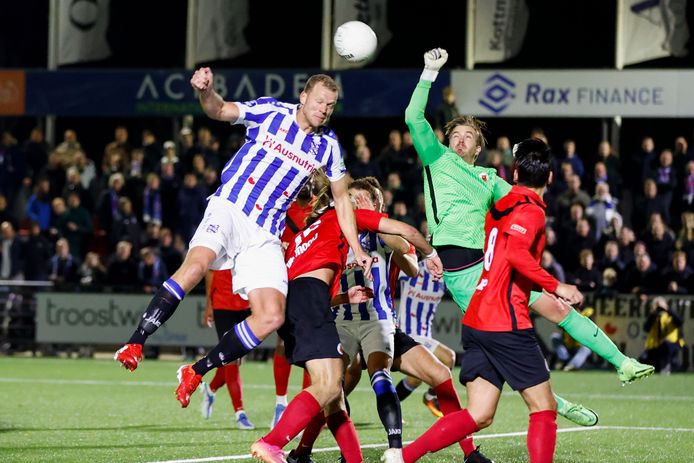 Henk Veerman in actie tegen AFC, de nummer twee van de Tweede Divisie.