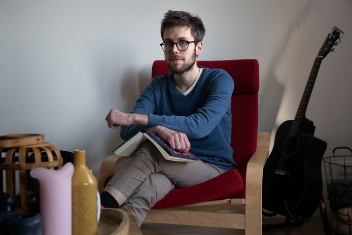 Max Tromp in zijn luie leesstoel, thuis in Best.