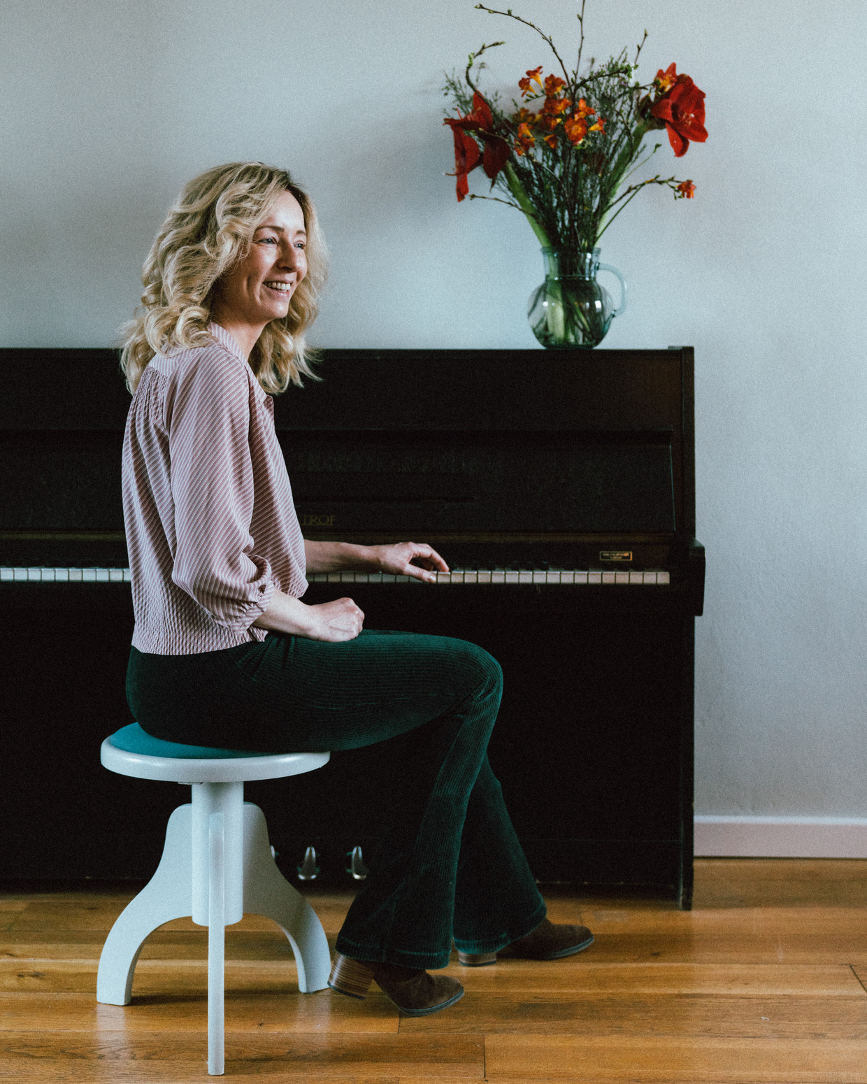 ‘Het is belangrijk dat je muziek bewust inzet als je wilt ontstressen. Maak er tijd voor. Ga op een stoel zitten, met je beide voeten op de grond en neem de muziek in je op. Focus op je ademhaling’ Beeld Rebecca Fertinel