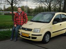 De grote, sterke ex-marinier Albert (74) kocht zijn gele Panda als tijdelijke oplossing, nu zijn we 14 jaar verder