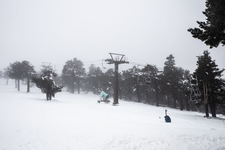 De skipiste in Puerto de Navacerrada, met gesloten liftjes en sneeuwkanonnen.  Beeld César Dezfuli