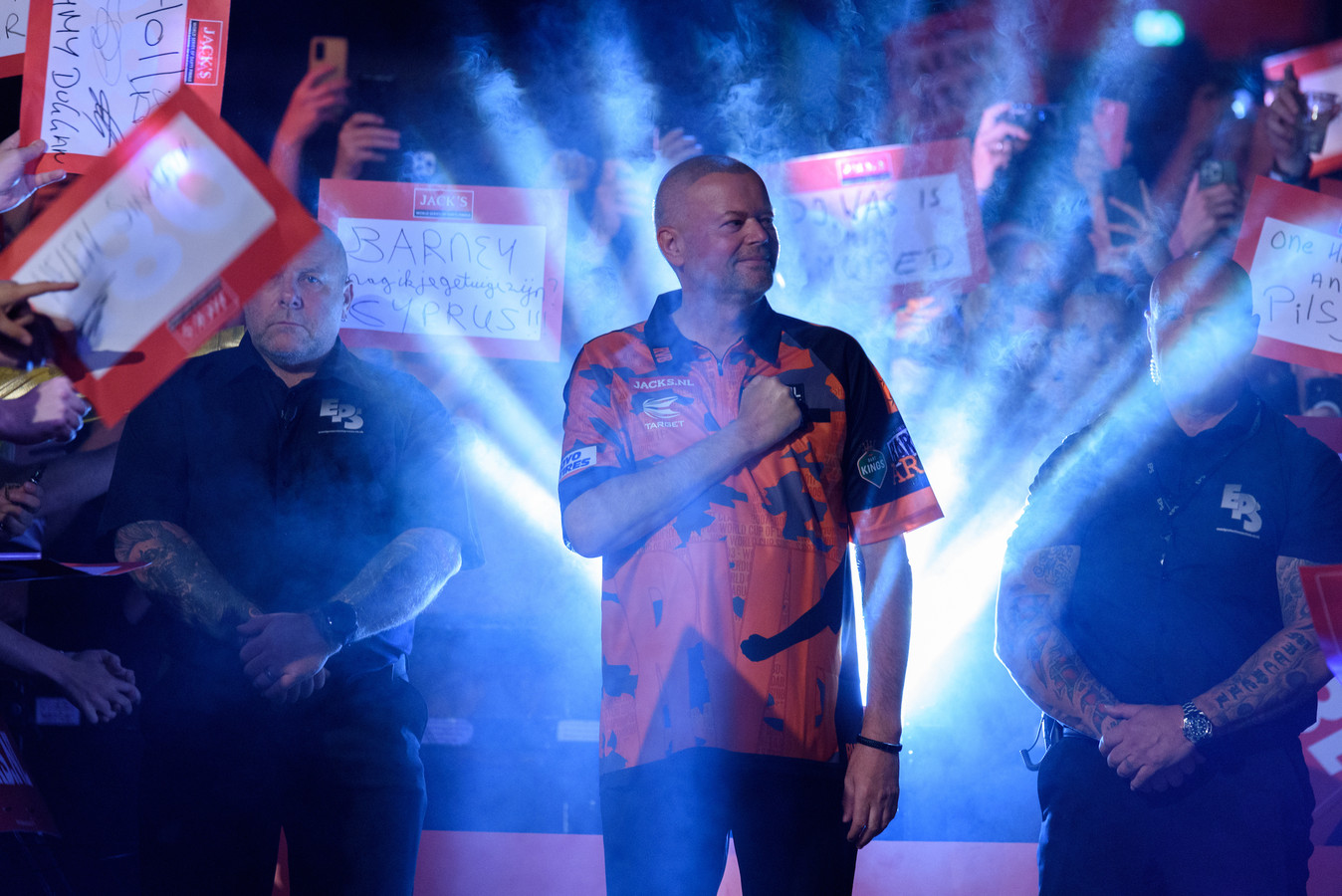 Raymond van Barneveld brengt zichzelf in de problemen bij zege in