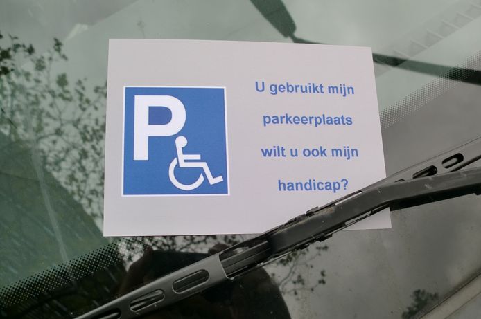 Deze kaart plaatst het Roosendaalse gehandicaptenplatform Rogep onder de ruitenwissers van auto's die illegaal op een gehandicaptenparkeerplaats staan.