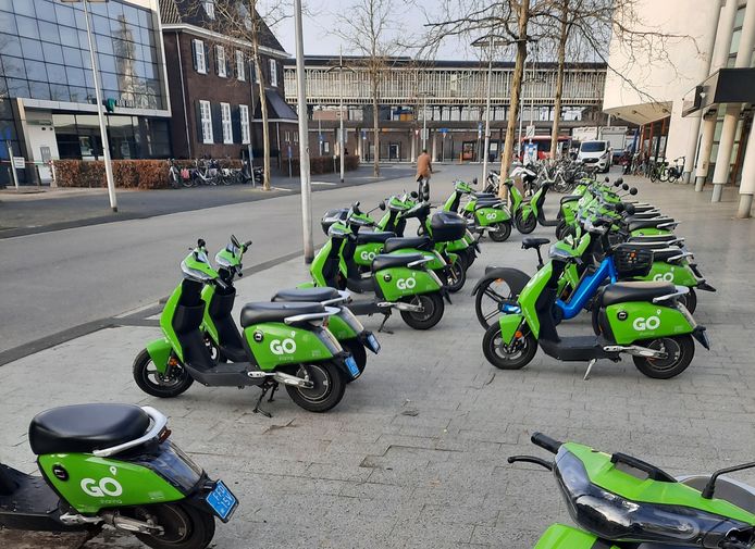 Aan de Beursstraat is een verzamelpunt voor Go-scooters.