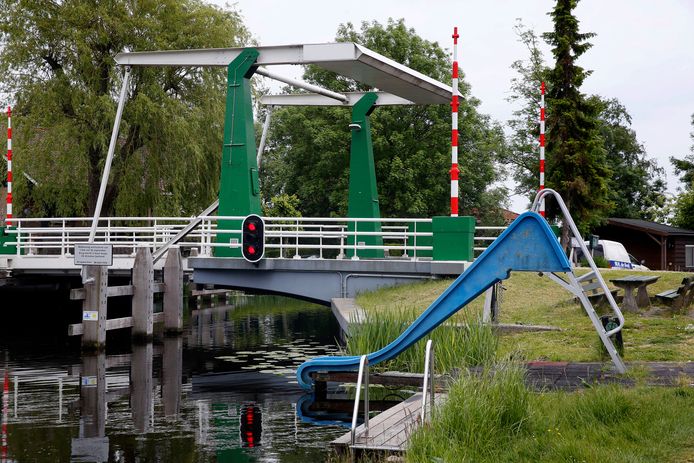 De Vlietsebrug  verbindt de twee dorpsdelen van Ottoland.