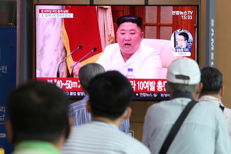 Bewoners van de Zuid-Koreaanse hoofdstad Seoul kijken naar de Noord-Koreaanse leider Kim Jong Un. Beeld AP