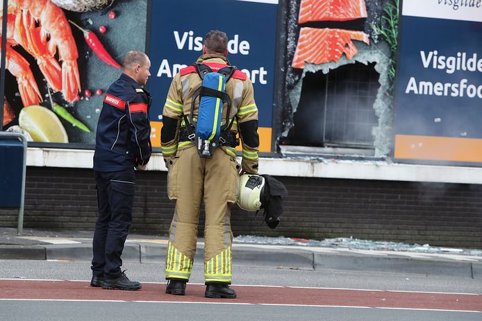 Om de boel goed te kunnen ventileren werd een gat in het raam van de winkel gemaakt.