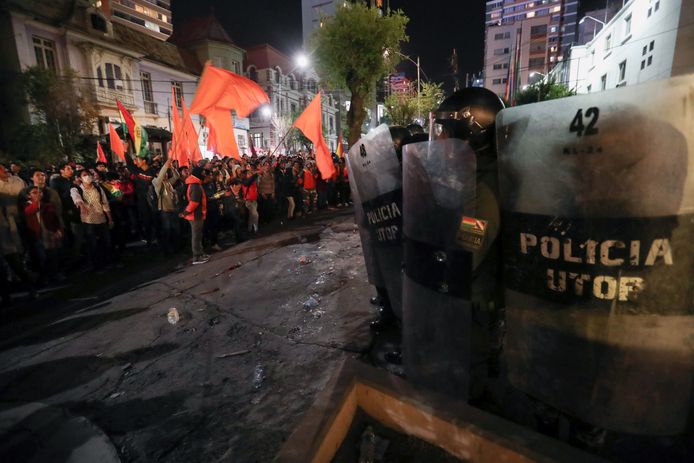 Politie staat paraat om de demonstranten in toom te houden in La Paz.