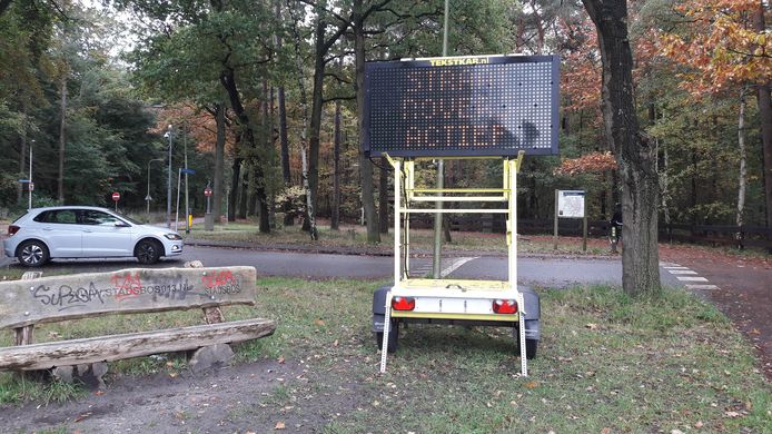 De politie waarschuwt langs de Reeshofdijk met een matrixbord voor straatrovers.