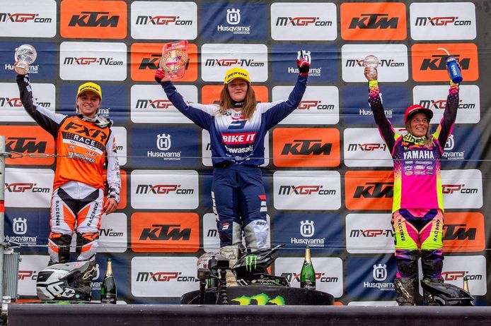 Shana van der Vlist (links) op het erepodium in Loket, WK 2021.