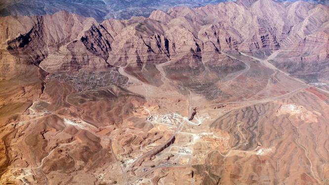 Iran gaat gevechtsvliegtuigen diep onder de bergen verstoppen
