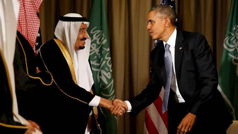 De Saudische koning Salman en de Amerikaanse president Obama schudden elkaar de hand op de G20-top in Turkije. Beeld REUTERS