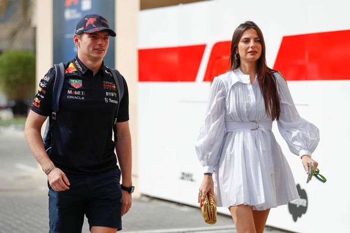Max Verstappen in Abu Dhabi met zijn partner Kelly Piquet.