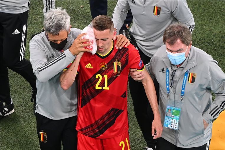 Voor Timothy Castagne zat het EK er na 27 minuten al op. Beeld Photo News