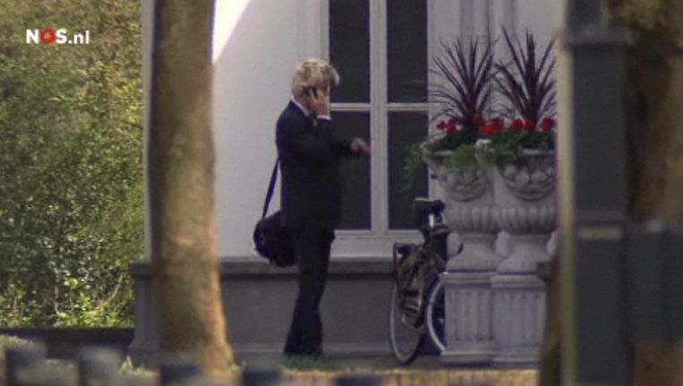 Screenschot van beeld van de NOS, waarin Wilders het Catshuis verlaat. Beeld NOS