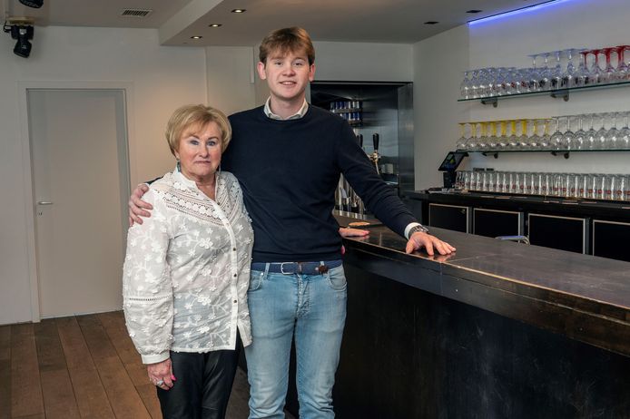 Sebastiaan Goethals opent op vrijdag 1 april Café D'echte. Oma Jeannine Degryse heeft zelf een verleden in de horeca en is zijn grootste supporter.