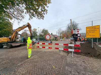 Dat wordt omrijden: spoorwegovergang Dorst zit de komende dagen stijf op slot