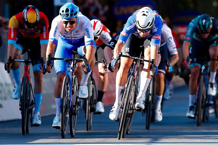 Dylan Groenewegen wordt nipt geklopt door Jasper Philipsen.