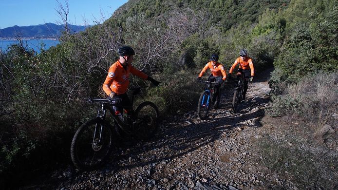 Trainer Han ten Hove geeft aanwijzingen aan Anne Terpstra en Frits Biesterbos (rechts), afgelopen week tijdens een trainingskamp in Italië.

 

 

Trainer Han ten Hove geeft aanwijzingen aan Anne Terpstra en Frits Biesterbos (rechts), afgelopen week tijdens een trainingskamp in Italie.