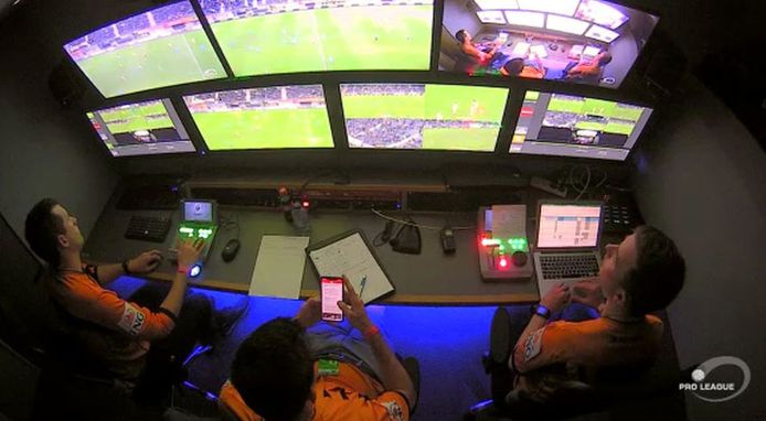 L’arbitre vidéo Bram Van Driessche consulte son smartphone lors du repos.