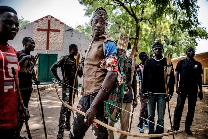 Een groep jagers in Dasso, Nigeria. De jagers beschermen de boeren, die christelijk zijn.