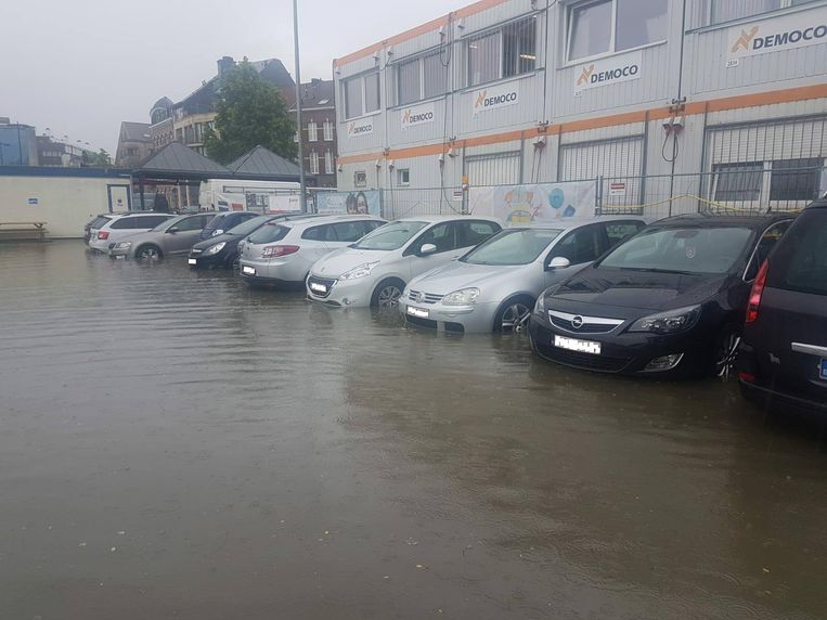 De parking aan het NMBS-station in Sint-Truiden is deels ondergelopen. Een aantal wagens werden getakeld. Beeld RV
