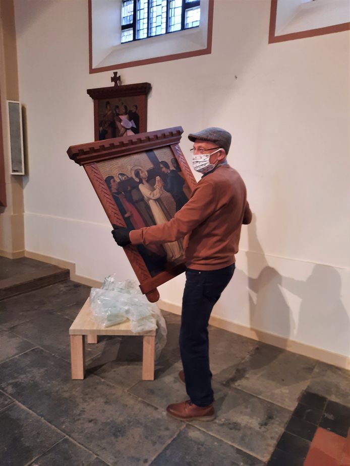 De schilderijen gaan van de muur, met hulp van vrijwilligers.