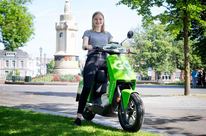 Lotte Postma is enthousiast gebruiker van de deelscooters.