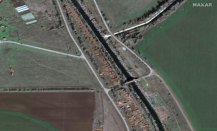 Dit satellietbeeld toont Russische antitankslinies op de Krim .