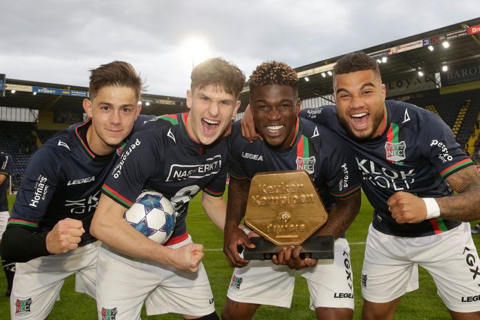 Mathias de Wolf (l.) viert de promotie met ploegmaats Thibo Baeten, Kevin Bukusu en Anton Fase.