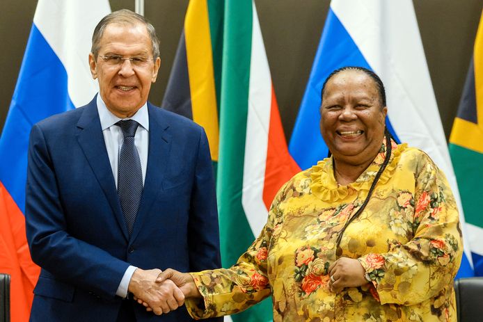 Russische minister van Buitenlandse Zaken Sergei Lavrov en de Zuid-Afrikaanse minister van Buitenlandse Zaken Naledi Pandor tijdens een vriendschappelijke ontmoeting in Pretoria Zuid-Afrika.