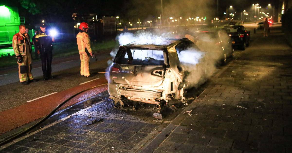 Auto verwoest door brand in Helmond Helmond ed.nl
