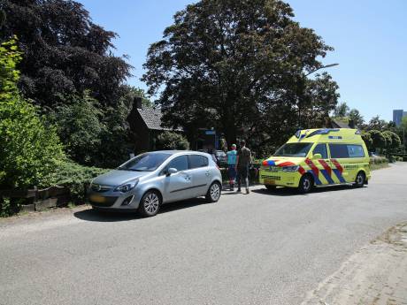 Wielrenner raakt gewond na botsing tegen auto: man overgebracht naar ziekenhuis