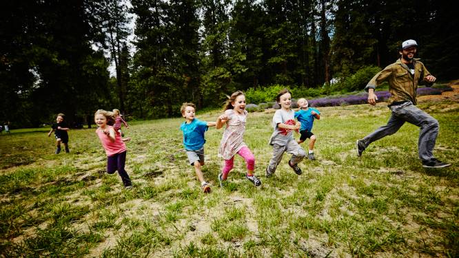 De paaskampen komen eraan: moet je kind zich extra laten verzekeren?