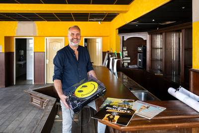 Dj Kinki Sminki maakt op 53ste zijn droom waar en opent café: ‘Mensen moeten denken: bij Hans is alt