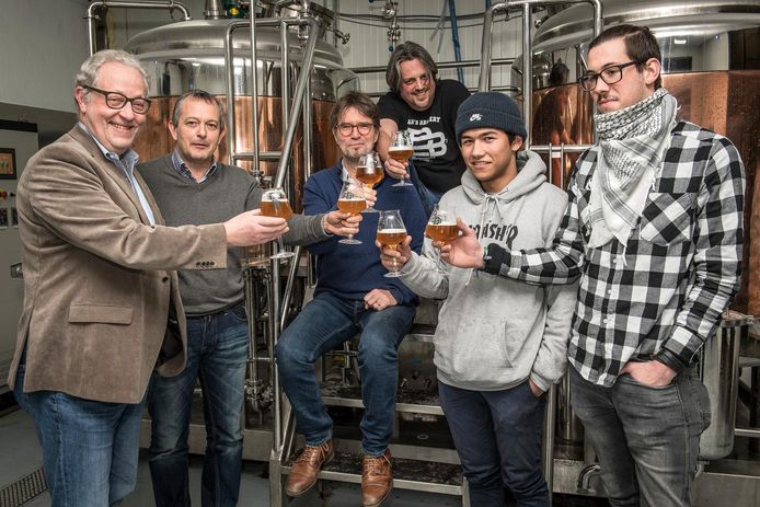 Frank Wauters (voorzitter Krottegemse Ransels) proeft de Tripel met Gino Van Eeckhoutte en Georges Dorme van Spring Erin, brouwer Bram Van Mullem en Kyle Govaere en Sander Vandeburie van de jeugdbeweging.