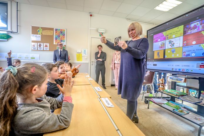 Vlaams minister van Onderwijs Ben Weyts (N-VA) volgt een les in gebarentaal.