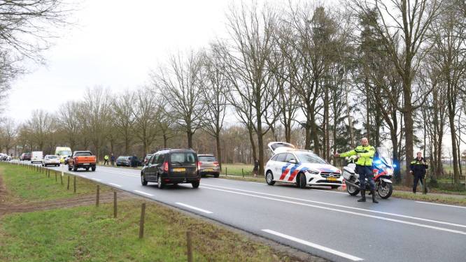 Kettingbotsing in Haarle: vijf kapotte voertuigen, één persoon gewond naar het ziekenhuis