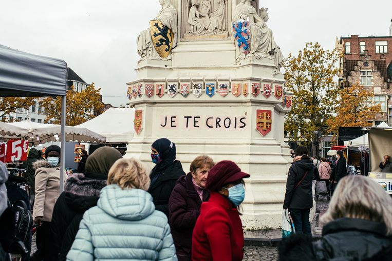 Ook 'Je te crois', 'Ik geloof je', op de Vrijdagmarkt is een actie van Meldet. Beeld Tine Schoemaker