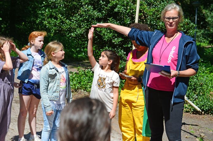 Bijna klaar voor de aftrap van Levend Stratego, maar eerst goed luisteren naar de instructies.