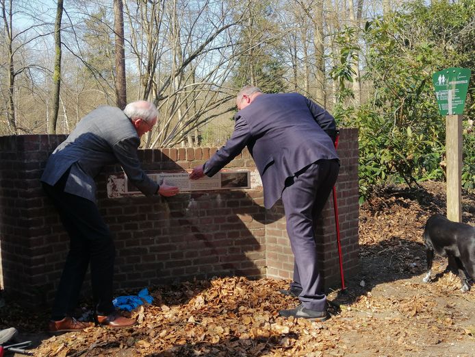 De panelen werden geplaatst door de Apeldoornse wethouder Detlev Cziesso en Ben Mouw, voorzitter van het Erfgoedplatform Apeldoorn.