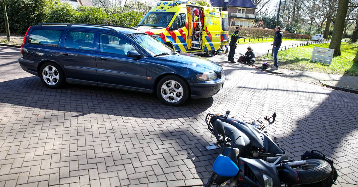 Scooteraars in Apeldoorn gelanceerd en gewond na botsing met auto.